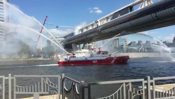 Пожарные корабли и вертолеты тушили загоревшийся мост в Москве - Sputnik Грузия
