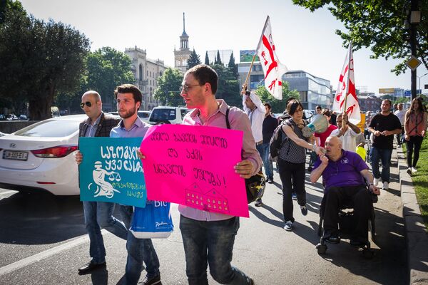 Участники шествия в защиту прав лиц с ОВЗ проходят по центру Тбилиси. - Sputnik Грузия