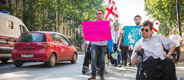 Шествие лиц с ОВЗ по проспекту Руставели - Sputnik Грузия