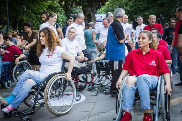 Лица с ОВЗ вместе со своими близкими и друзьями в одном из парков Тбилиси в День защиты прав лиц с ограниченными возможностями. - Sputnik Грузия