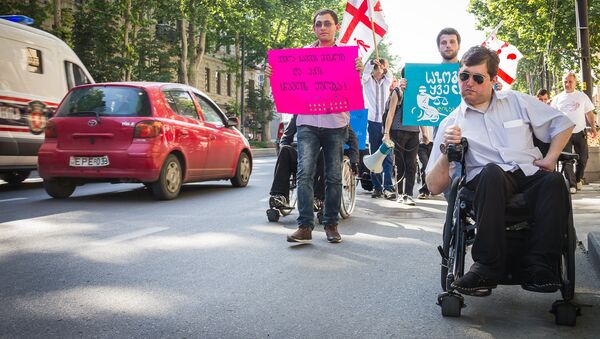 Люди на инвалидных колясках проехали по проспекту Руставели - Sputnik Грузия