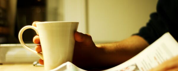 Человек за утренним чтением - Sputnik Грузия