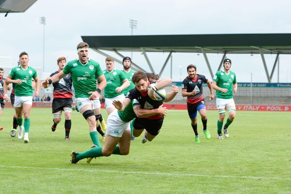 Регби. Капитан молодежной сборной Грузии  Васил Лобжанидзе делает попытку в матче с Ирландией - Sputnik Грузия