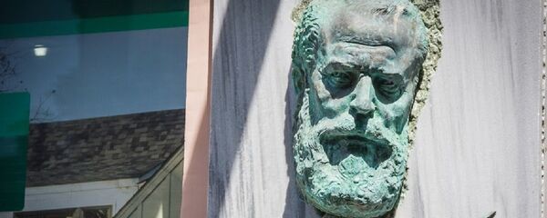 Памятная доска на доме, где жил Галактион Табидзе Памятная доска на доме, где жил Галактион Табидзе - Sputnik Грузия