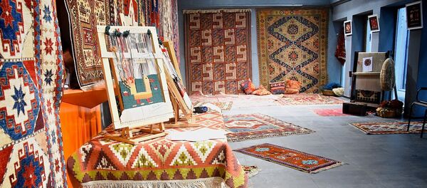 Восточные ковры ручной работы - фестиваль в крепости Рабат Восточные ковры ручной работы - фестиваль в крепости Рабат - Sputnik Грузия