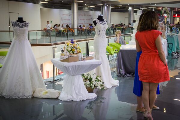 На свадебном фестивале были представлены десятки различных платьев и оригинальных аксессуаров. - Sputnik Грузия