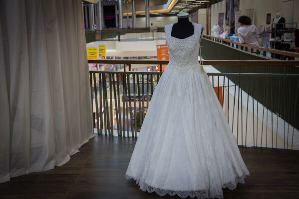 Одно из свадебных платьев, представленное на Фестивале свадебных платьев и аксессуаров в Тбилиси. - Sputnik Грузия