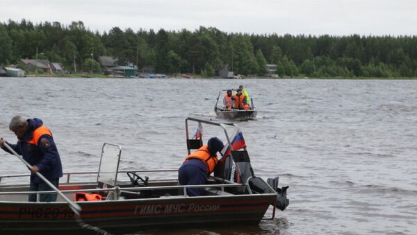 Трагедия на озере в Карелии: поисковая  операция и заявление главы МЧС - Sputnik Грузия