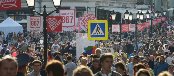 Люди на улице Кузнецкий мост Москвы. Архивное фото - Sputnik Грузия