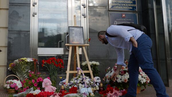 Жители Москвы несут цветы и игрушки в память о погибших детях - Sputnik Грузия