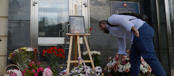 Жители Москвы несут цветы и игрушки в память о погибших детях - Sputnik Грузия