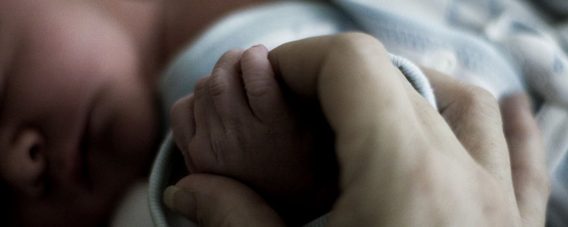Мать держит руку новорожденного ребенка. Архивное фото - Sputnik Грузия, 1920, 02.04.2021