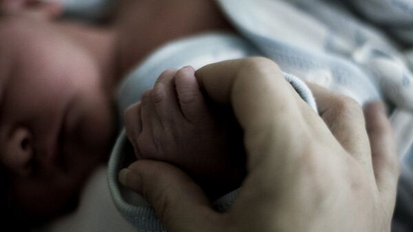 Мать держит руку новорожденного ребенка. Архивное фото - Sputnik Грузия