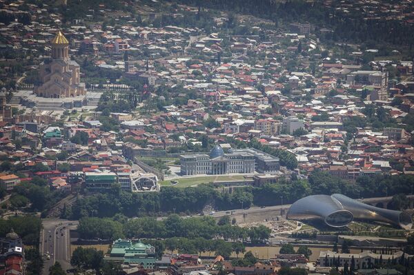 Вид на Тбилиси и президентский дворец с горы Мтацминда - Sputnik Грузия