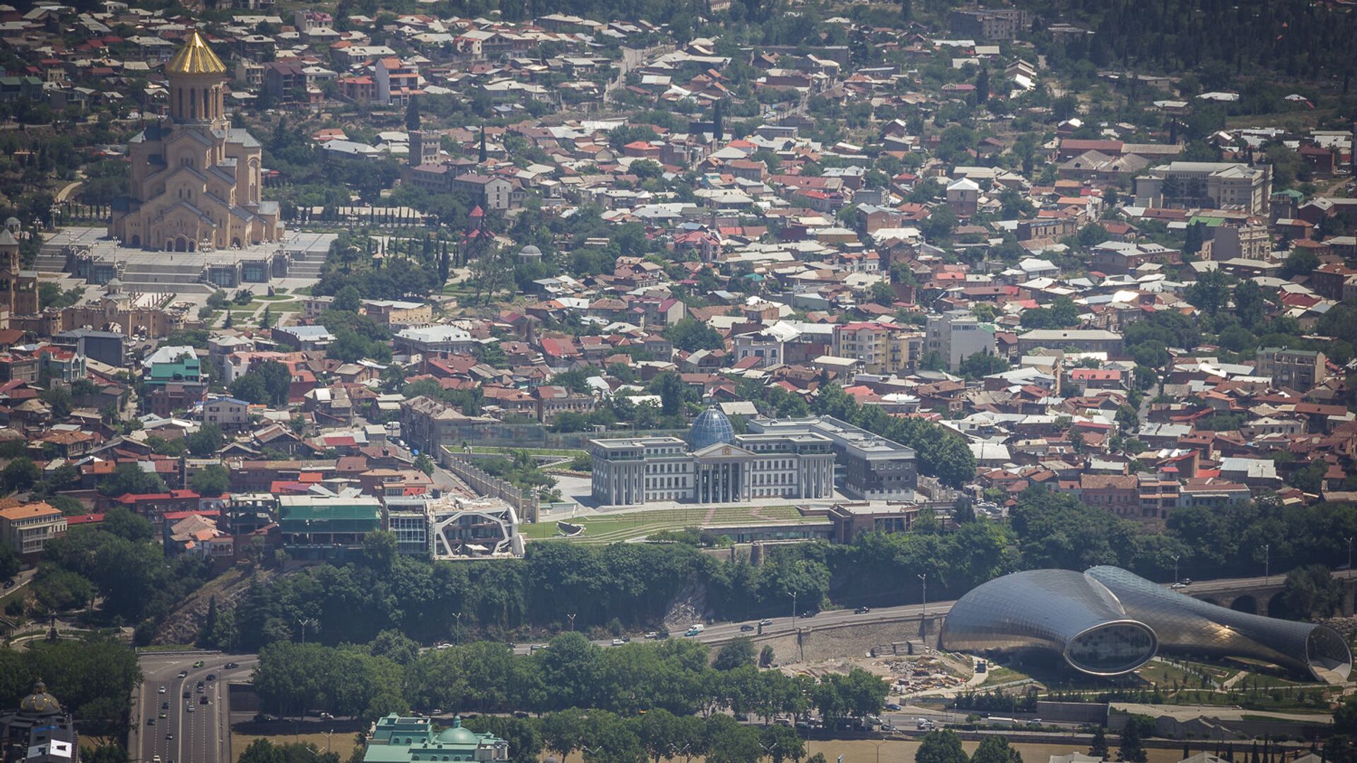 Вид на Тбилиси и президентский дворец с горы Мтацминда - Sputnik Грузия, 1920, 11.12.2021