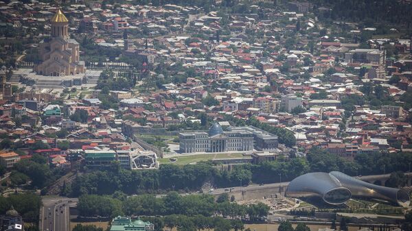 Вид на Тбилиси и президентский дворец с горы Мтацминда - Sputnik Грузия