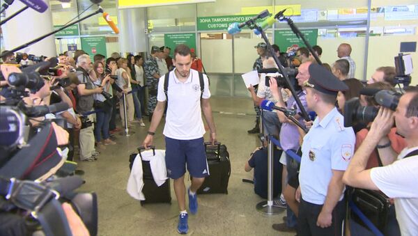 Вернувшиеся с Евро-2016 футболисты молча прошли перед журналистами в аэропорту - Sputnik Грузия