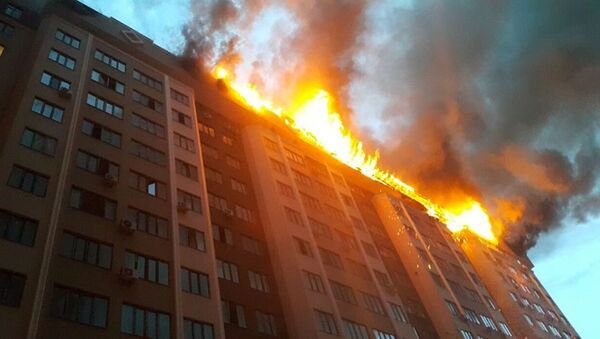 Пожар в 12-этажном строящемся доме в Бишкеке - Sputnik Грузия