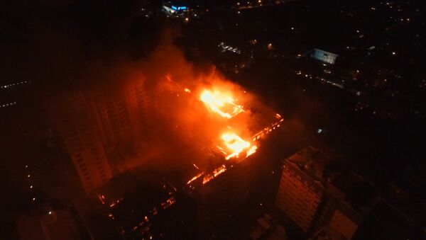 Огонь на крыше 12-этажного дома в Бишкеке - видео с дрона - Sputnik Грузия