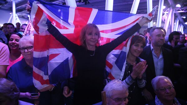 Британцы с национальным флагом в ходе референдума по Brexit - Sputnik Грузия