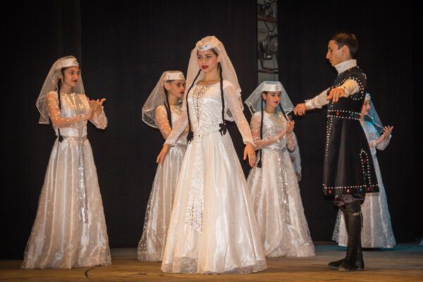 Участники из Грузии в национальных костюмах выступили на фестивале, продемонстрировав мастерство исполнения грузинских народных танцев. - Sputnik Грузия