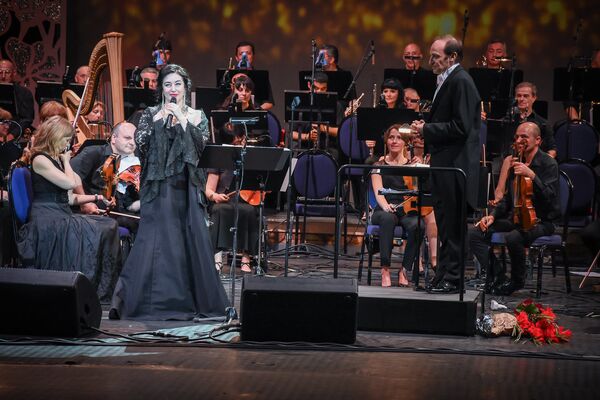 Благотворительный концерт, в котором приняла участие Тамара Гвердцители, состоялся на сцене Тбилисского концертного зала (Филармония). - Sputnik Грузия