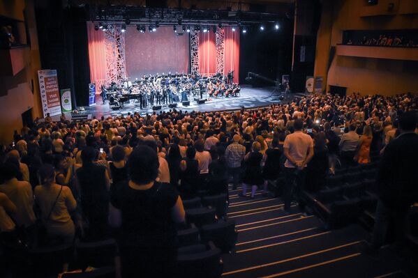 Зрители стоя аплодировали Тамаре Гвердцители и участникам концерта на благотворительном концерте - Sputnik Грузия