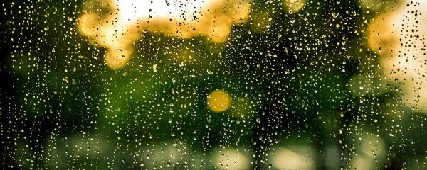 Pəncərə şüşəsindəki yağış damcıları. Arxiv şəkli - Sputnik Грузия