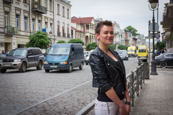 Екатерина Нестерова гуляет про проспекту Агмашенебели Екатерина Нестерова гуляет про проспекту Агмашенебели - Sputnik Грузия