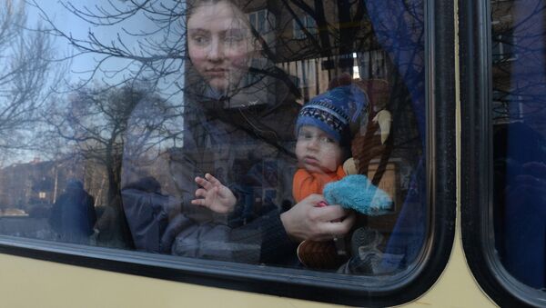Беженцы в салоне автобуса - Sputnik Грузия