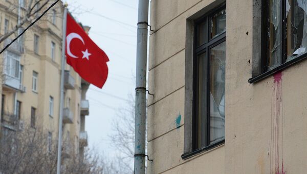 Следы краски на стене и разбитые окна здания посольства Турции в Москве, у которого прошла акция протеста против действий Военно-воздушных сил Турции. Архивное фото - Sputnik Грузия