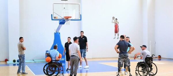 Представители NBA сыграли в баскетбол с ранеными грузинскими военными - Sputnik Грузия