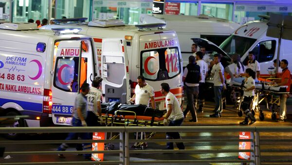 Машины скорой помощи у аэропорта в Стамбуле, где произошли взрывы - Sputnik Грузия