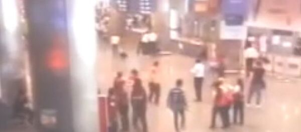 Взрывы в аэропорту Стамбула. Видео с камер слежения Взрывы в аэропорту Стамбула. Видео с камер слежения - Sputnik საქართველო