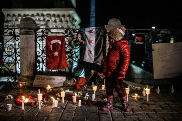 13 января 2016-го начиненный взрывчаткой автомобиль взорвался у отделения полиции в турецкой провинции Диярбакыр, шесть человек погибли, среди них трое детей 13 января 2016-го начиненный взрывчаткой автомобиль взорвался у отделения полиции в турецкой провинции Диярбакыр, шесть человек погибли, среди них трое детей - Sputnik Грузия