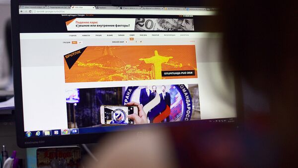 Девушка рассматривает сайт спецпроекта Sputnik Грузия Олимпиада в Рио 2016 - Sputnik Грузия