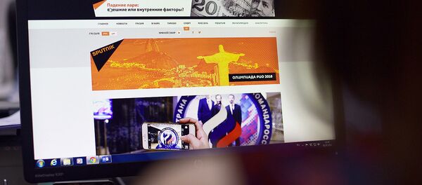 Девушка рассматривает сайт спецпроекта Sputnik Грузия Олимпиада в Рио 2016 - Sputnik Грузия