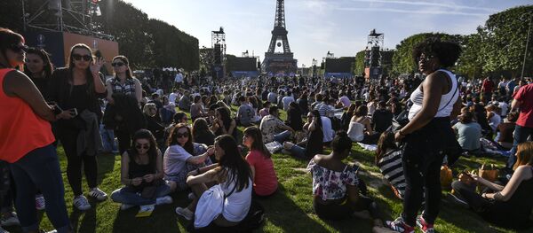 Открытие фан-зоны Евро-2016 перед Эйфелевой башней - Sputnik Грузия