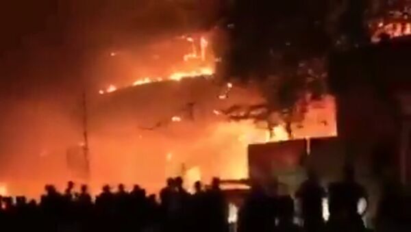 Сильное пламя охватило здание в Багдаде после атаки террористов в Ираке - Sputnik Грузия
