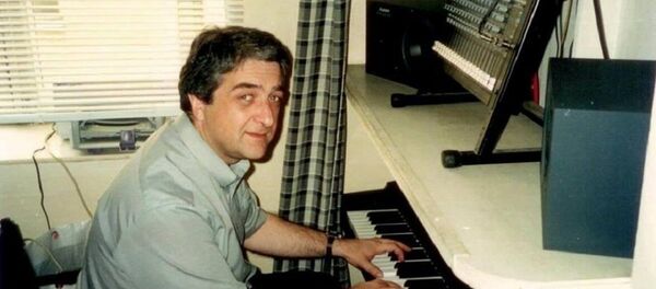 ოთარ ტატიშვილი მოსკოვში, მეგობართან, აწ გარდაცვლილ კომპოზიტორთან,  რეზო ჩირინაშვილთან სტუმრად. - Sputnik საქართველო