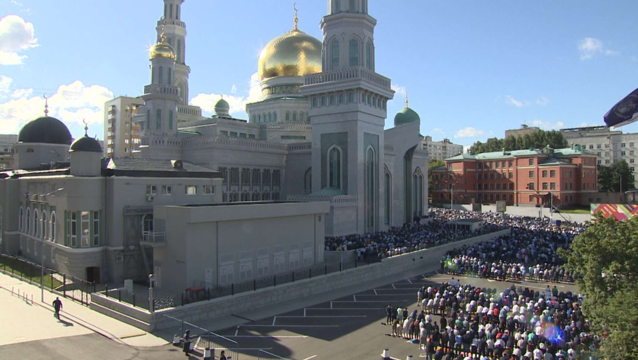 Праздничная молитва на ураза байрам. Джума мечеть Москва. Джума намаз в Москве в Соборной мечети. Москва мечеть Соборная на Рамазан.