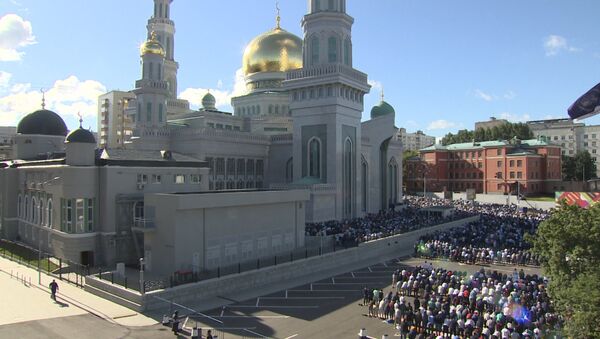 Праздничная молитва мусульман у соборной мечети Москвы в честь Ураза-байрам - Sputnik Грузия