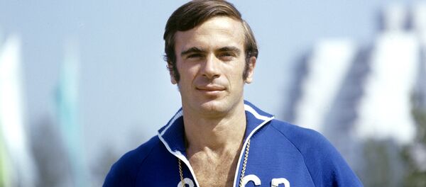 Советский легкоатлет Виктор Санеев с олимпийской медалью - Sputnik Грузия