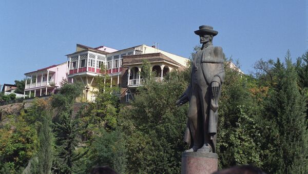 Памятник предпринимателю и ученому Давиду Сараджишвили в Тбилиси - Sputnik Грузия