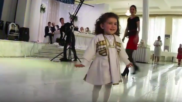 Грузинский танец в исполнении маленькой девочки - Sputnik Грузия