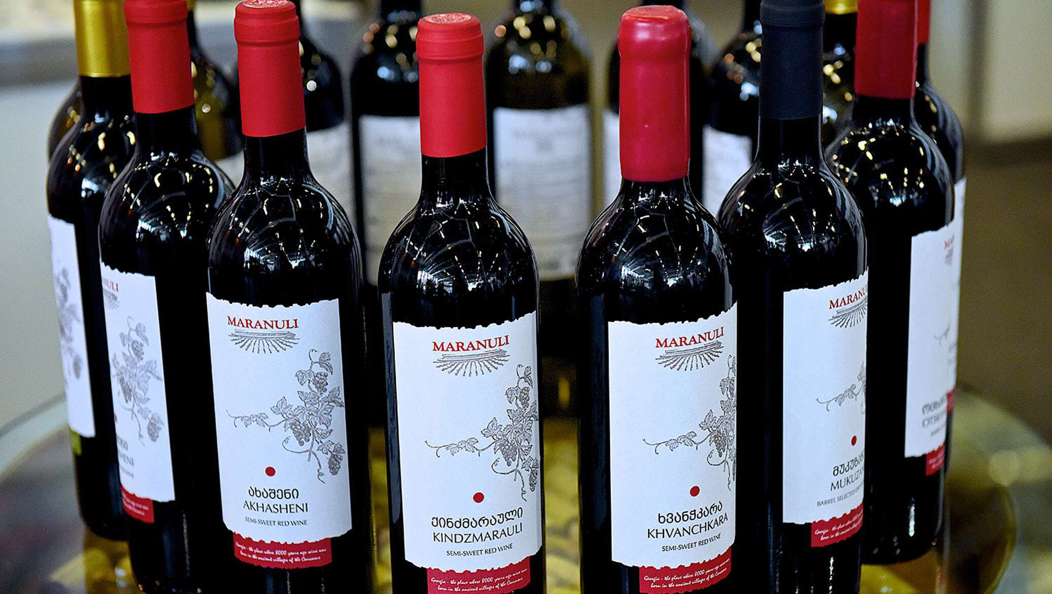 Красное вино название хороших вин. Вино «Кварельский погреб» (Грузия). Вино Georgian Wine. Грузинское вино красное. Грузинские вина сорта.