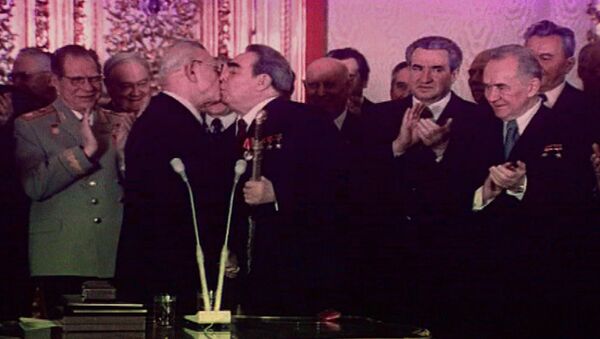 Тройной Брежнев - поцелуи Генсека, вошедшие в историю. Кадры из архива - Sputnik Грузия