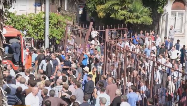 Толпа выломала ворота и ворвалась во двор МВД Абхазии - Sputnik Грузия