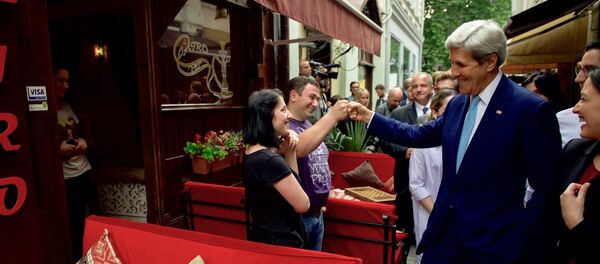 Джон Керрри прогулялся по Тбилиси Джон Керрри прогулялся по Тбилиси - Sputnik Грузия