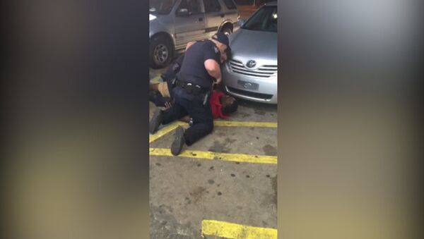 Двое полицейских застрелили темнокожего мужчину в Луизиане. Съемка очевидца - Sputnik Грузия